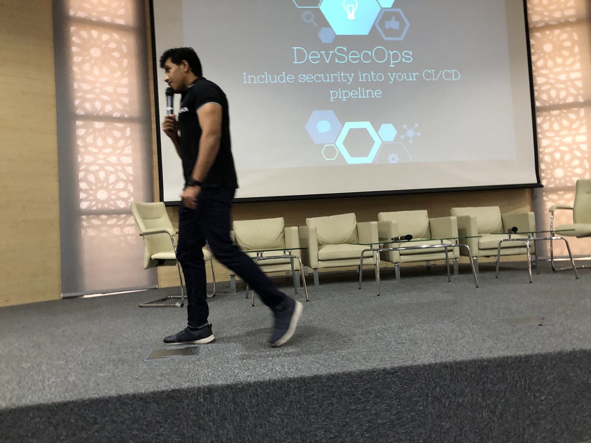 forloopMorocco's tweet photo. @laytoun giving his talk #forloopMorocco https://t.co/PsWBTvSk5l