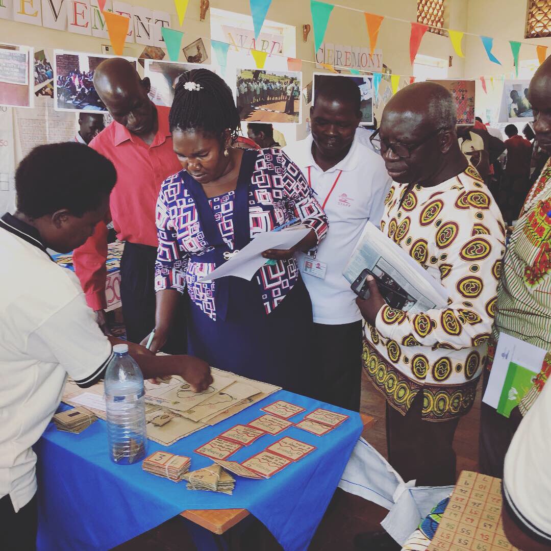RedearthEdu's tweet image. Redearth Lead Teachers demonstrating, using up-cycled hand-made learning aids, how teaching and learning methods can be used in rural under-resourced Primary schools. 
#innovativeteachingmethods #creativeschools #ugandaschools #education #teachersofinstagram #childrenarethefuture
