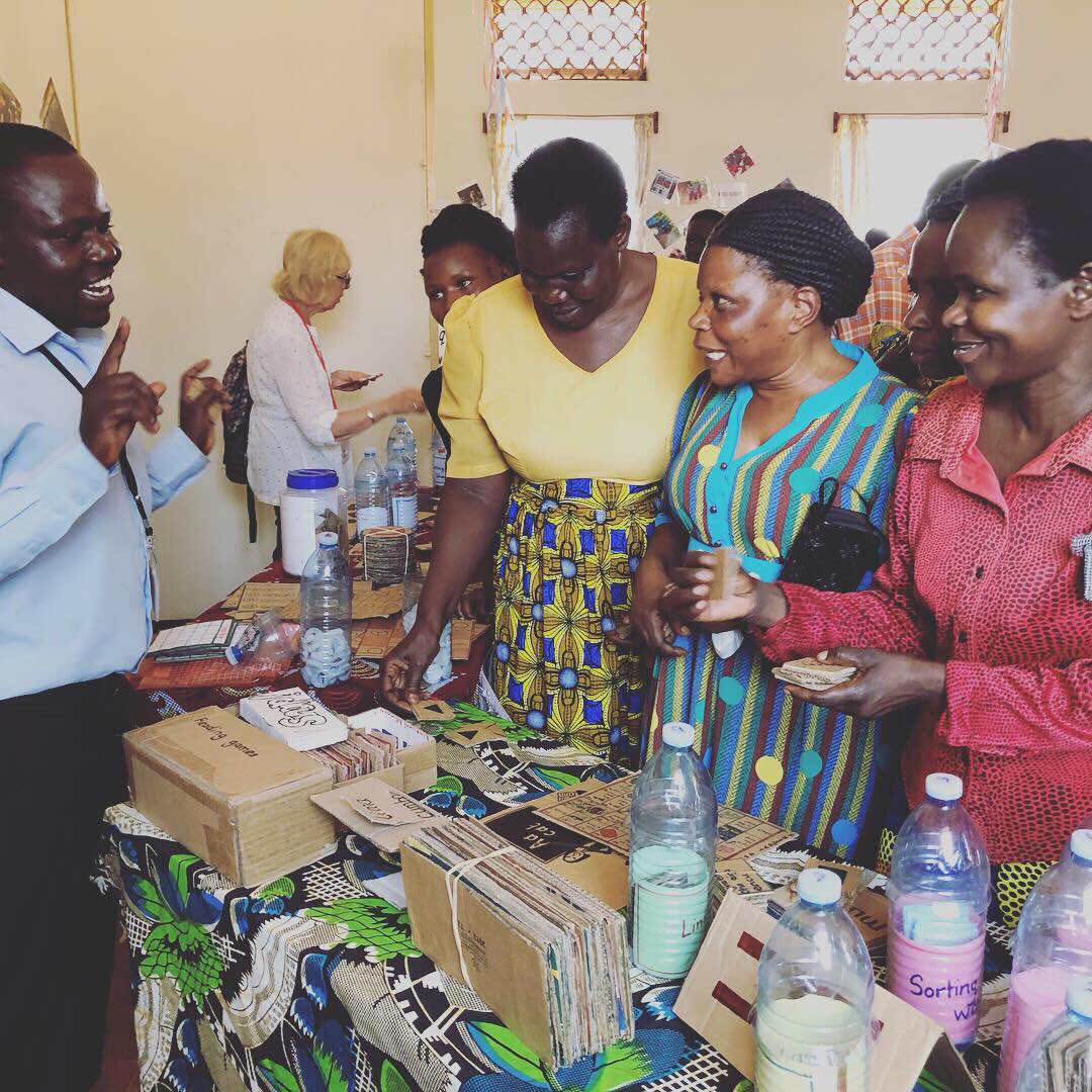 RedearthEdu's tweet image. Redearth Lead Teachers demonstrating, using up-cycled hand-made learning aids, how teaching and learning methods can be used in rural under-resourced Primary schools. 
#innovativeteachingmethods #creativeschools #ugandaschools #education #teachersofinstagram #childrenarethefuture