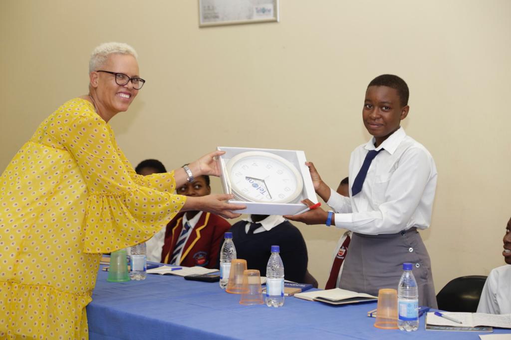 TelOneZW's tweet photo. Girls in Mutare receive Financial Literacy training by Kudzai Mubaiwa as part of the TelOne Queenmakers Girls Mentorship Program #Kumakomoyo #TelOneQueenmakers #TelOneInTheCommunity https://t.co/NM4GwevQ1W