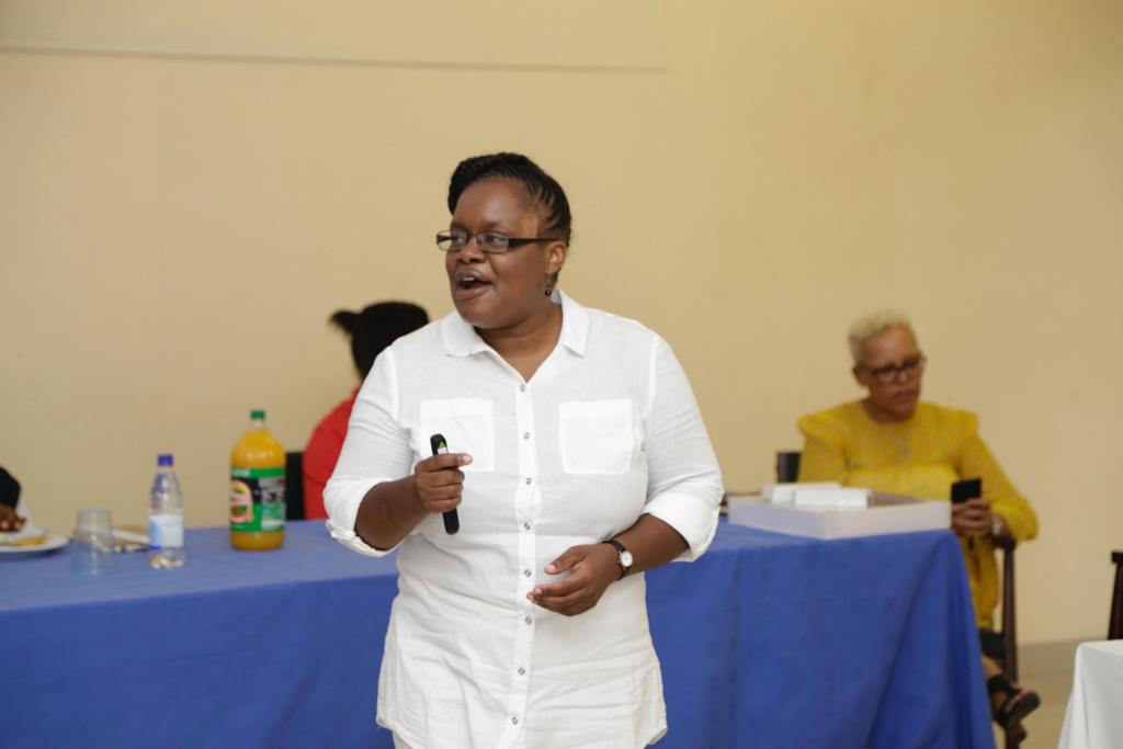 TelOneZW's tweet photo. Girls in Mutare receive Financial Literacy training by Kudzai Mubaiwa as part of the TelOne Queenmakers Girls Mentorship Program #Kumakomoyo #TelOneQueenmakers #TelOneInTheCommunity https://t.co/NM4GwevQ1W