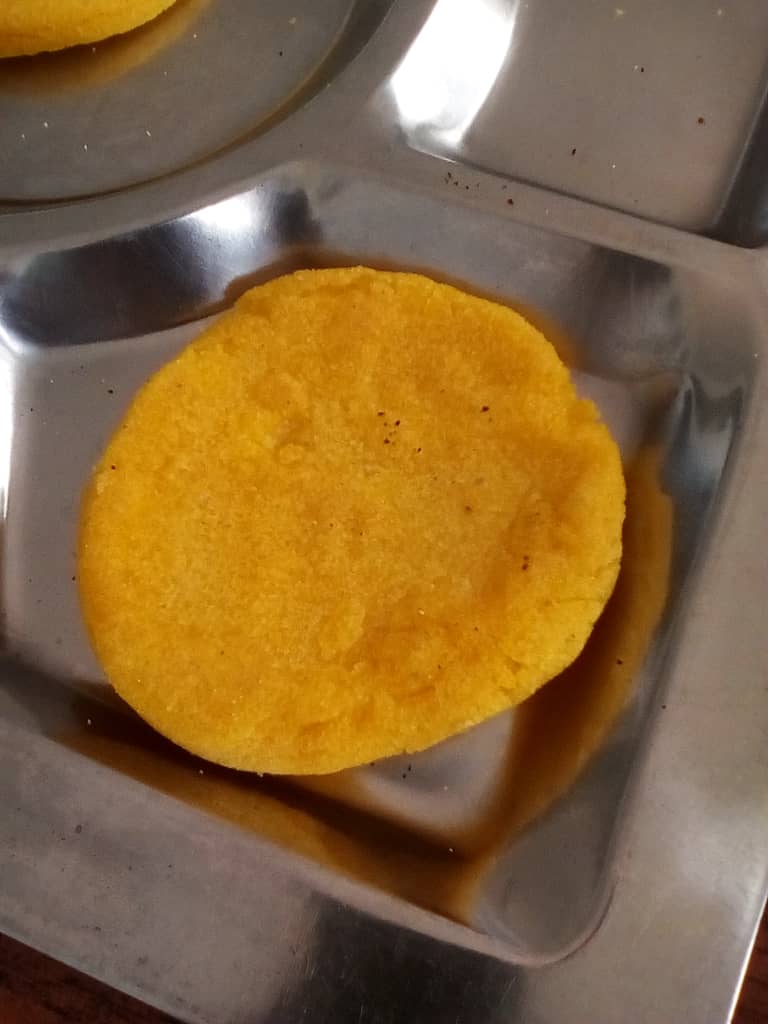 Cteconflictosu1's tweet photo. Este es el desayuno que reciben nuestros niños y niñas en las instituciones educativas! Una arepa tiesa! Denunciamos la violación de los derechos del niño a una alimentación balanceada! Nada de eficiencia en los comedores escolares https://t.co/nNBULwUHOW