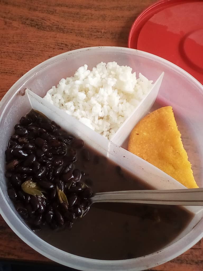 Cteconflictosu1's tweet photo. Este es el almuerzo que reciben los nos en las escuelas, las caraotas están aliñadas sólo con cilantrón y agua! Este es el menú todos los días, cuando no es arroz, es pasta! https://t.co/a7aoRqm2MF