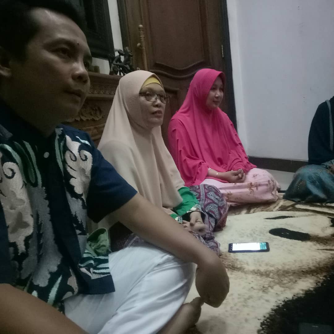 aziz_on7's tweet photo. Ibu Nurul Hidayah Supriati sekaligus Caleg Provinsi Jawa Tengah dari PPP dapil Kab Purbalingga, Kab Banjarnegara. Kab Kebumen Nomor Urut 1 Bersilaturahmi dan Sosialisasi Pemilu 2019 di GangPanca Purbalingga Lor RT 03/RW 01 Di Rumah Ibu Zaini Makarim,..purbalingga https://t.co/2ynxids7pL