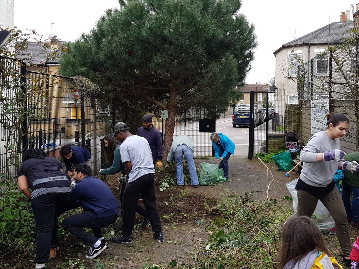HenryMaynardE17's tweet photo. #community #teammaynard #walthamstow #maynardroad #parentsfriendsstaff @e17inbloom inspiration and thanks for the help @Timberland_EU GOOD JOB ALL!!! https://t.co/HhzDoXZ30p