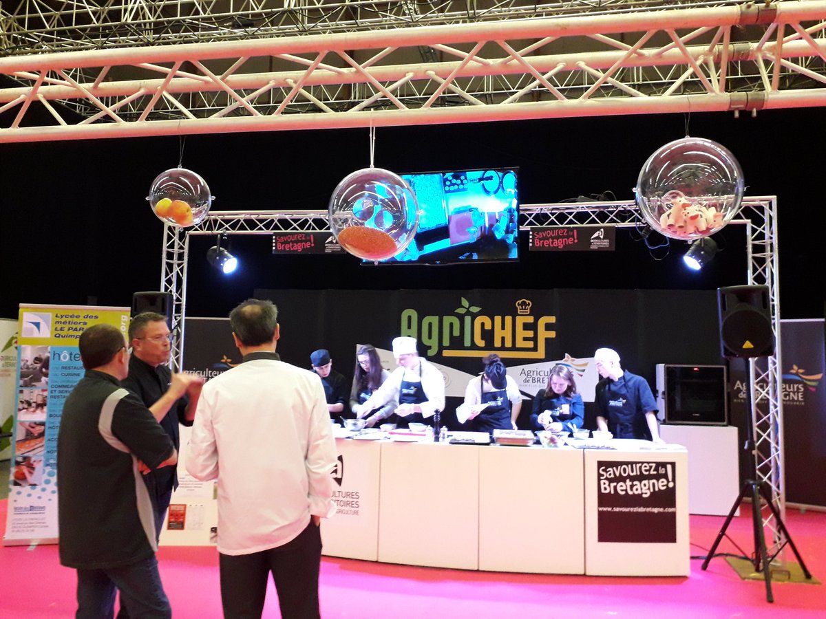 agriculteursBzh's tweet photo. Les étudiants du #nivot et du #paraclet sont prêts à vous accueillir sur stand #agrichef au salon #agrideiz tout le week-end : dégustations de produits et découverte de l'agriculture #agribretagne @agriculteursBzh https://t.co/QNjJnCa6yA
