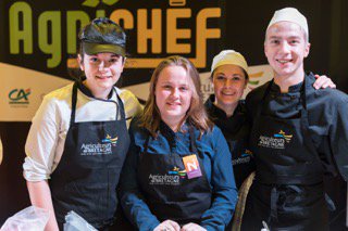agriculteursBzh's tweet photo. Les étudiants du #nivot et du #paraclet sont prêts à vous accueillir sur stand #agrichef au salon #agrideiz tout le week-end : dégustations de produits et découverte de l'agriculture #agribretagne @agriculteursBzh https://t.co/QNjJnCa6yA