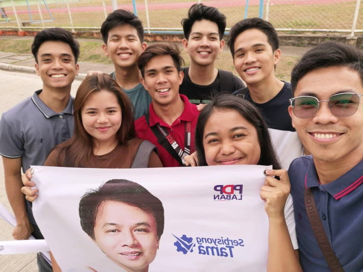 _jjdeyparine's tweet photo. Thank you po @GovRamil at Vice-Gov Atty Karen Agapay sa limang taon. Ga-graduate na po kami. Yieeee! #TEAMECE https://t.co/9d2BDQuHrF
