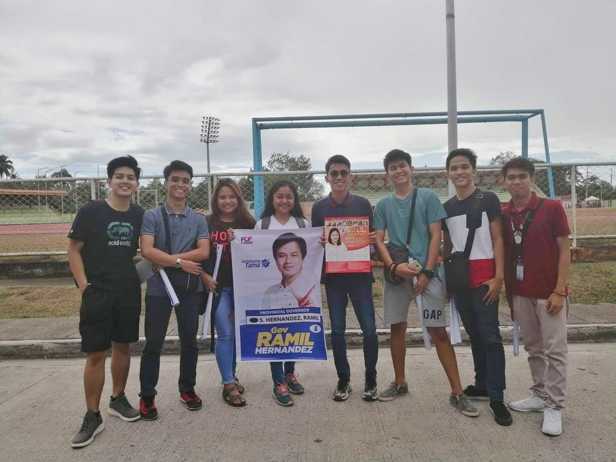 _jjdeyparine's tweet photo. Thank you po @GovRamil at Vice-Gov Atty Karen Agapay sa limang taon. Ga-graduate na po kami. Yieeee! #TEAMECE https://t.co/9d2BDQuHrF