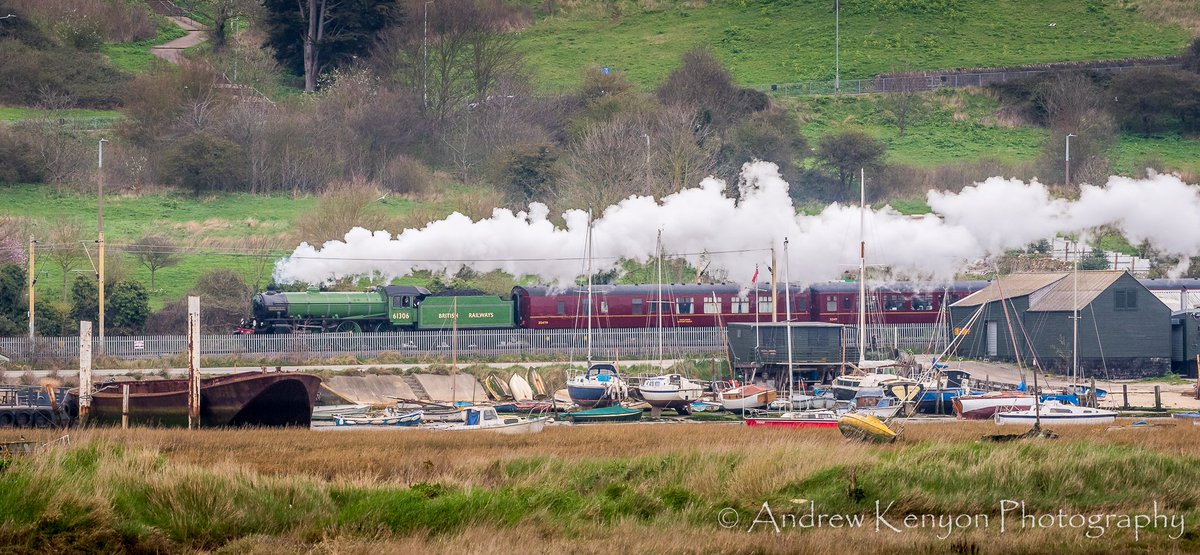 Noynek's tweet photo. The Mayflower passing through #leighonsea this morning as seen from Two Tree Island. B1 Class 61306 built in 1948 #steam #steamlocomotive #steamtrain #ageofsteam #mayflower #61306 #b1class #southend @Echo_Newspapers https://t.co/EOqiHS7meP