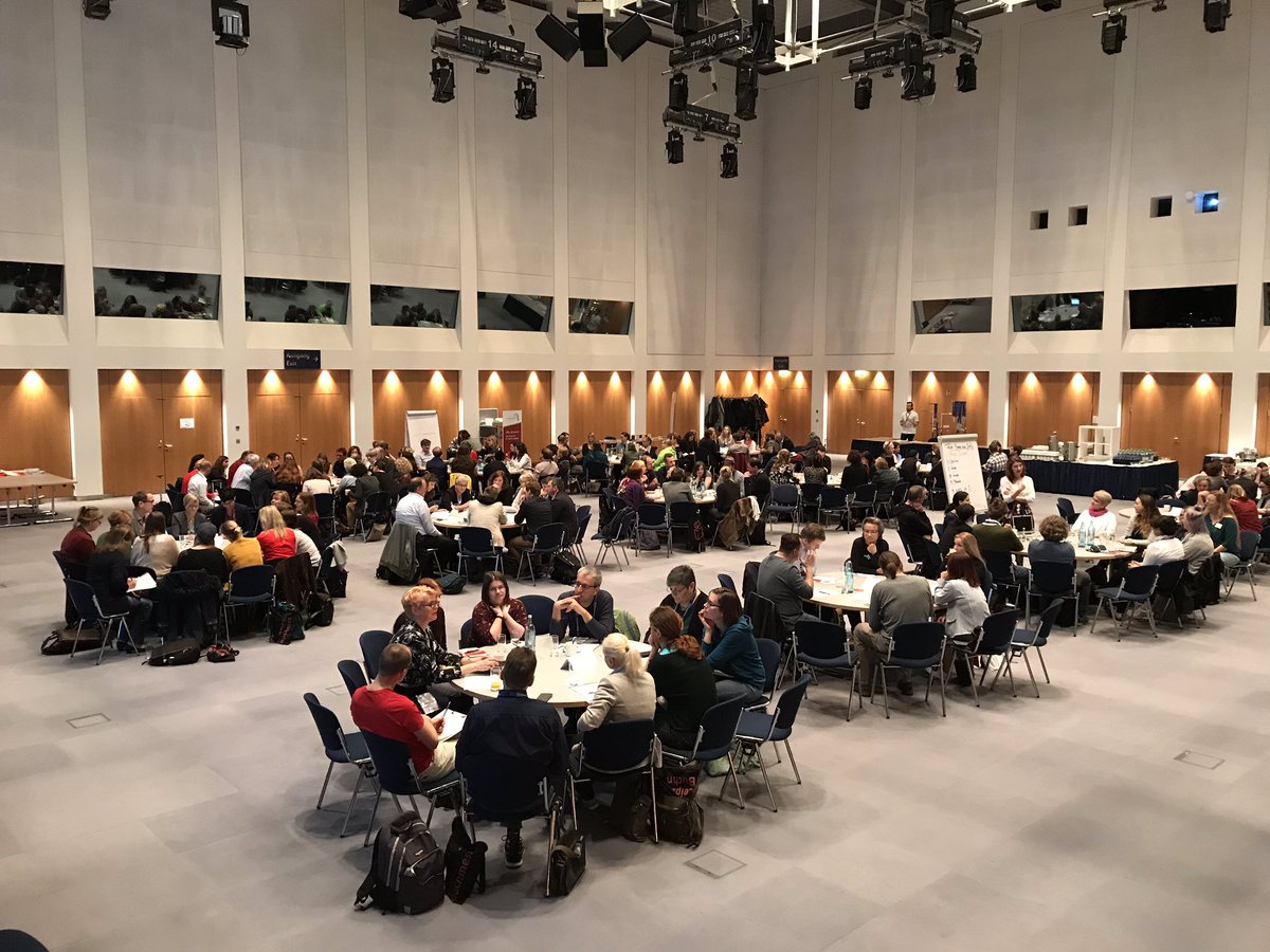 autorinnenrunde's tweet photo. Gesprächiges Summen im Saal. #lar19 #lbm19 https://t.co/pDLIANZewf