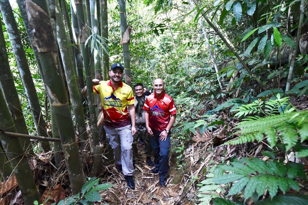 maliana_naa's tweet photo. Accompanying DYTM Raja Muda Selangor hiking up Lolo Camp, Nuang Mountain during MSU My Mountain Program. Environmental sustainability is MSU long term commitment towards achieving #Unsdg goals by @MSUMalaysia. #MESP19 https://t.co/4mwTIJfj18
