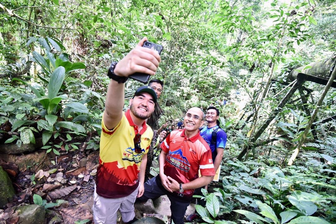 maliana_naa's tweet photo. Accompanying DYTM Raja Muda Selangor hiking up Lolo Camp, Nuang Mountain during MSU My Mountain Program. Environmental sustainability is MSU long term commitment towards achieving #Unsdg goals by @MSUMalaysia. #MESP19 https://t.co/4mwTIJfj18