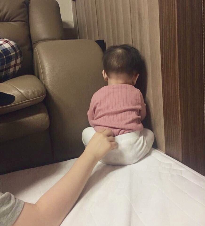 تقول الأم : لم أفعل شيء، سوى أنني أخذت منه الهاتف كي لا يضعف بصره، وهو الآن يرفض الصلح 😭❤️