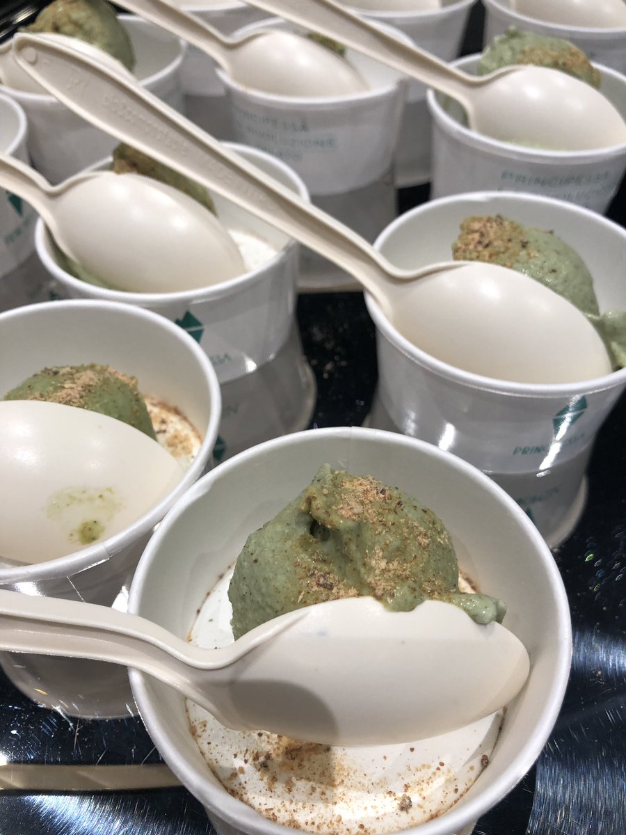 identitagolose's tweet photo. A identità di gelato @morenocedroni prepara un gelato all’ortica e borragine ai carboni servito con polvere di capasanta. Costruiamo qui una nuova memoria.
#igmi19 https://t.co/w5p96XD54u