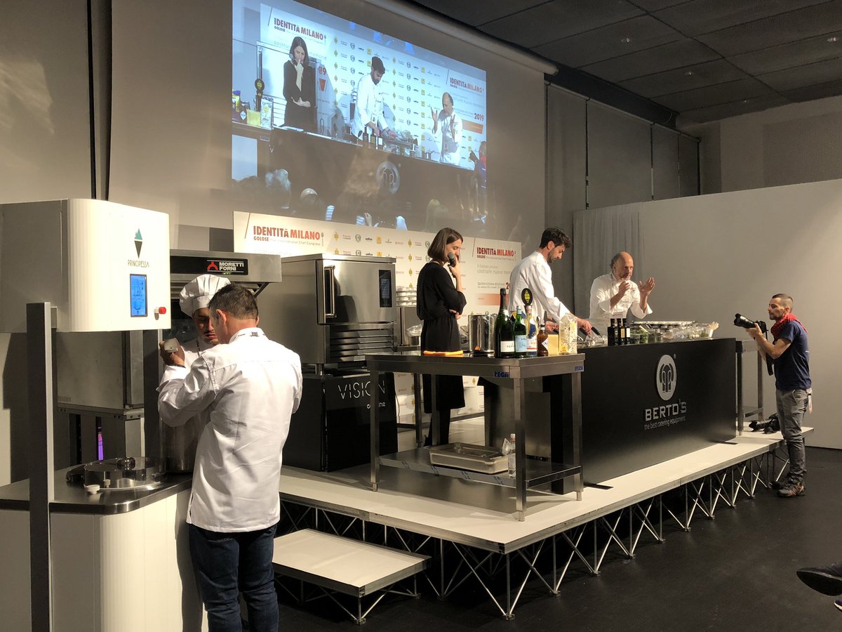 identitagolose's tweet photo. A identità di gelato @morenocedroni prepara un gelato all’ortica e borragine ai carboni servito con polvere di capasanta. Costruiamo qui una nuova memoria.
#igmi19 https://t.co/w5p96XD54u
