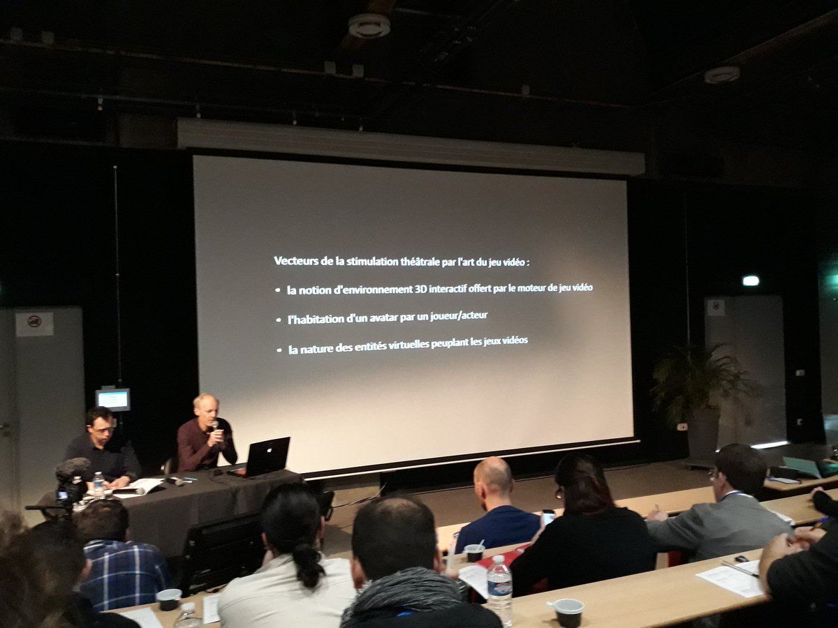 EcoleEmileCohl's tweet photo. Environnement 3D interactif, habitation d'un avatar, entités virtuelles peuplant les jeux vidéo : le metteur en scène Georges Gagneré analyse les liens entre expérimentation théâtrale et expérience du jeu vidéo.
#ColloqueJeuVideo #crhi https://t.co/OuRPCbS8LR