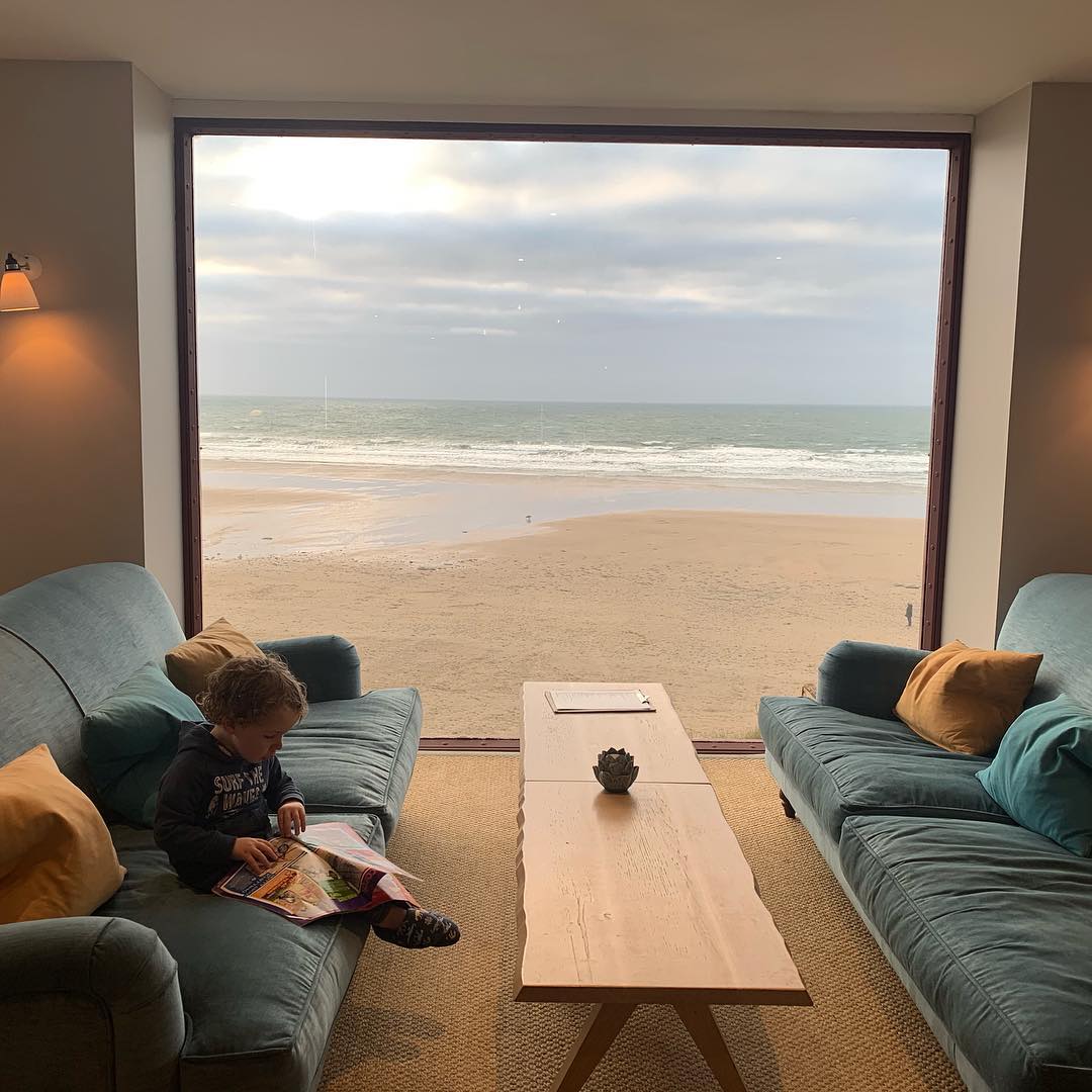 WatergateBay's tweet photo. Down in Swim Club, at the bottom of the stairs. Ocean Room is a hidden corner full of sofas, sea views and, if you're on the lookout, board games. Thank you to @mrslisajb on Instagram for sharing. #watergatebay #familytime #watergatebayhotel #cornwallcoast #oceanroom #holidays https://t.co/aLm5a1ezqk