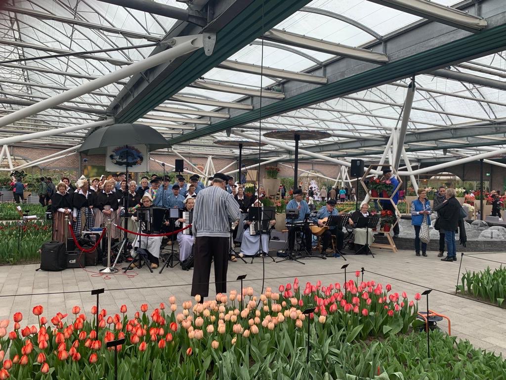 WMDA_office's tweet photo. What is more typical Dutch than flowers?! #WMDA2019 #Keukenhof https://t.co/ryALoWTGhJ