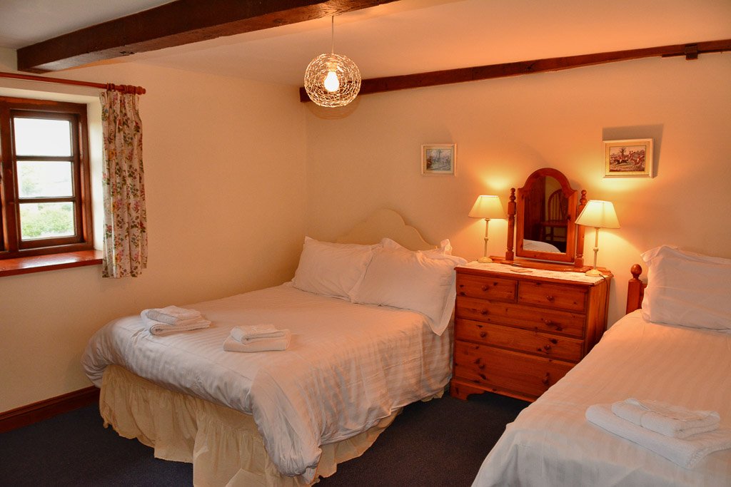 UpperOnibury's tweet photo. The Walton Cottage - sleeps 12 adults plus 2 children. It has a large dining room with an arch through to the kitchen with 2 dishwashers, large fridge, a large range cooker. Complete with its own garden area. 
Enquire now: https://t.co/aZn4r5iXLo
#HolidayCottage #Shropshire https://t.co/kKTP4zI694