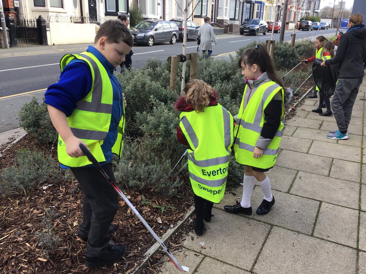 mkellygeography's tweet photo. We had a superb day working with @EITC to clean up the local area surrounding #Goodisonpark. Our pupils are fully committed to making our environment a better place and they are very passionate about looking after our planet. Littering is not acceptable! Well done everyone! ♻️🗑 https://t.co/fKiWOODc9N