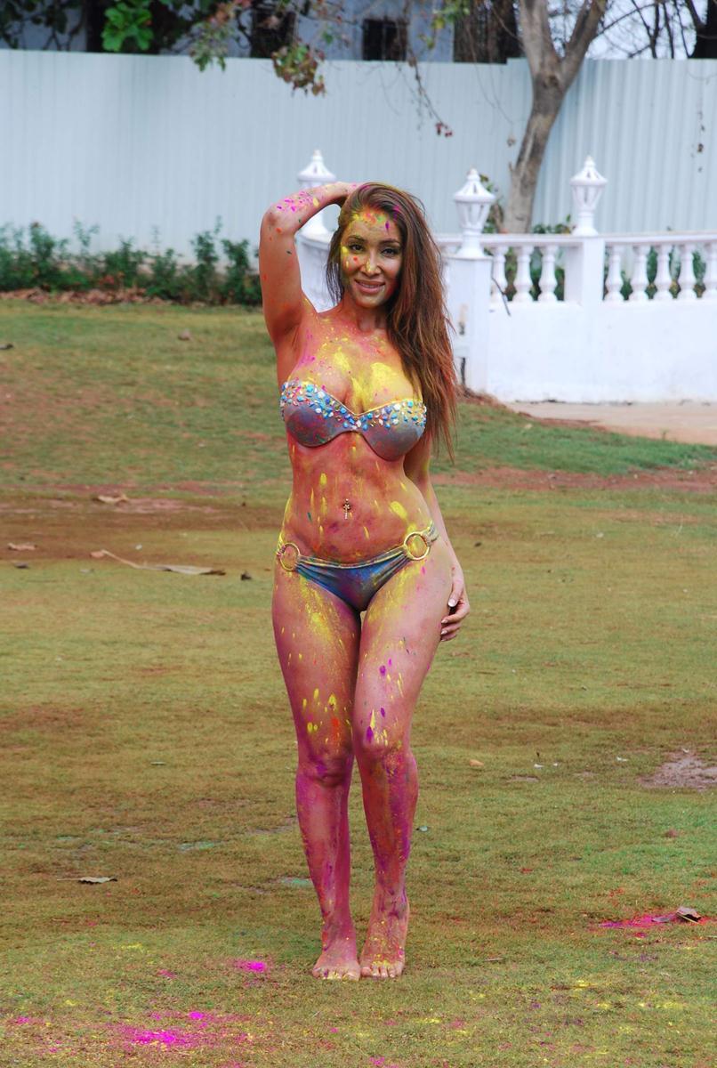 celebritiesstuf's tweet photo. Happy holi form Sofia hayat.😍🔥
Follow-@celebritiesstuf
@sofiahayat
#celebrities_stuff
#sofiahayat #holi #HappyHoli2019 #HappyHoli #HoliCelebration #HoliFestival #bollywood #fashion #fashionstyle #bikinilover #bikinilife #ctress #sexylook #BikiniFitness #hotnews https://t.co/Adkl3OhcCN