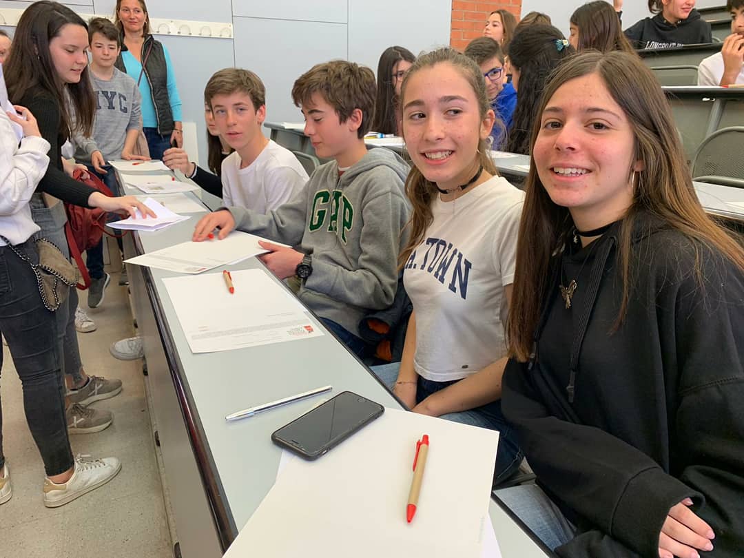 PadreDamianSSCC's tweet photo. Segon matí d'imaginació 💭🤔 i escriptura ✍️ pels alumnes de #2nesopd que han estat seleccionats per participar a la 59a edició #premicocacolarelatocorto Molta sort a tots i a gaudir de les lletres! #talent @cocacola_esp #sortimdelaula https://t.co/r5ABOkjfNt