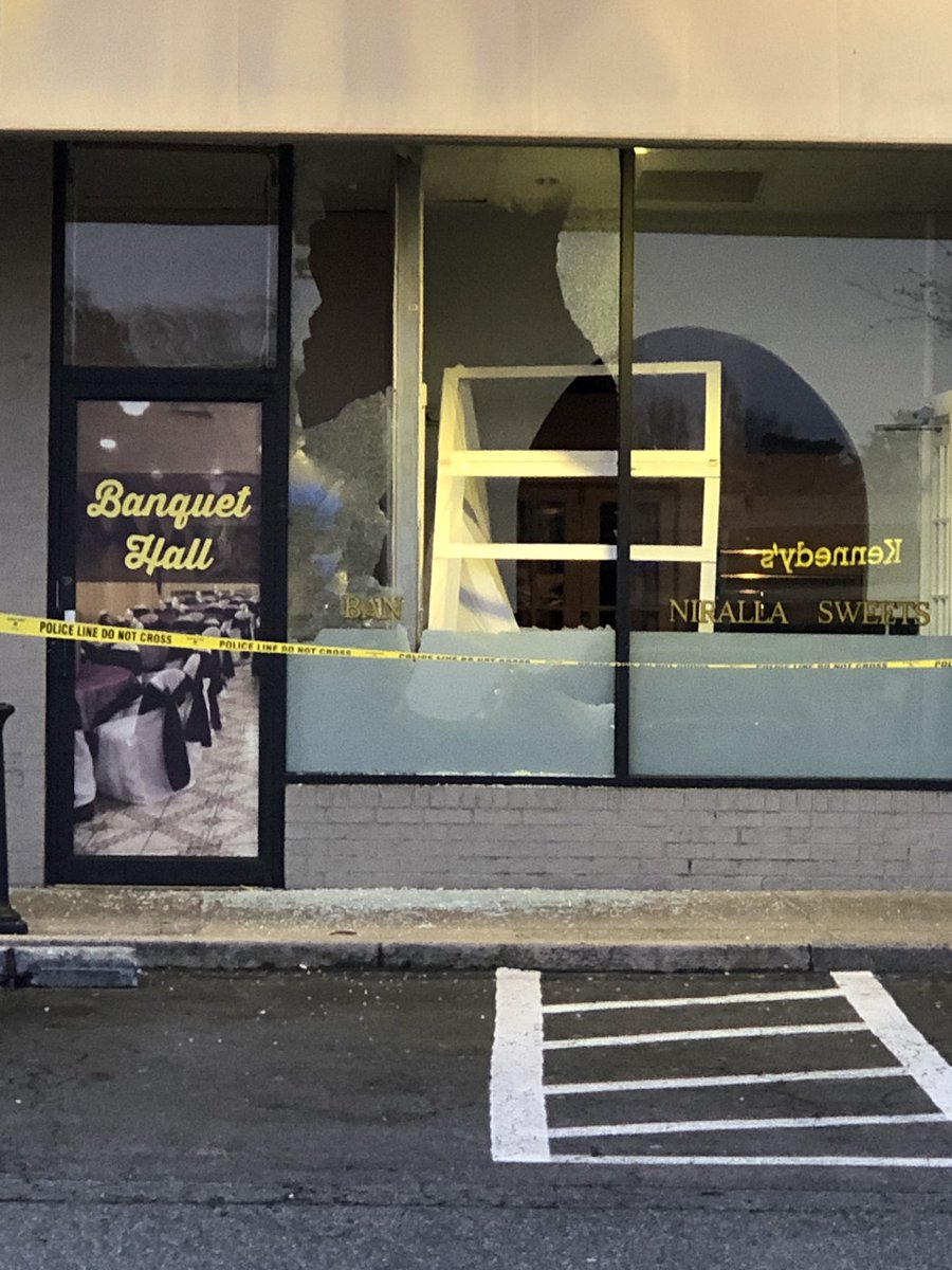 AnjaliHemphill's tweet photo. Fairfax County police investigating a shooting late Friday night at Brookfield Plaza that sent one man to hospital with life threatening injuries. Police say they arrived &amp; had to disperse a large disorderly crowd of around 300 people - 2 broken windows left behind @fox5dc https://t.co/OIOhxsFP09
