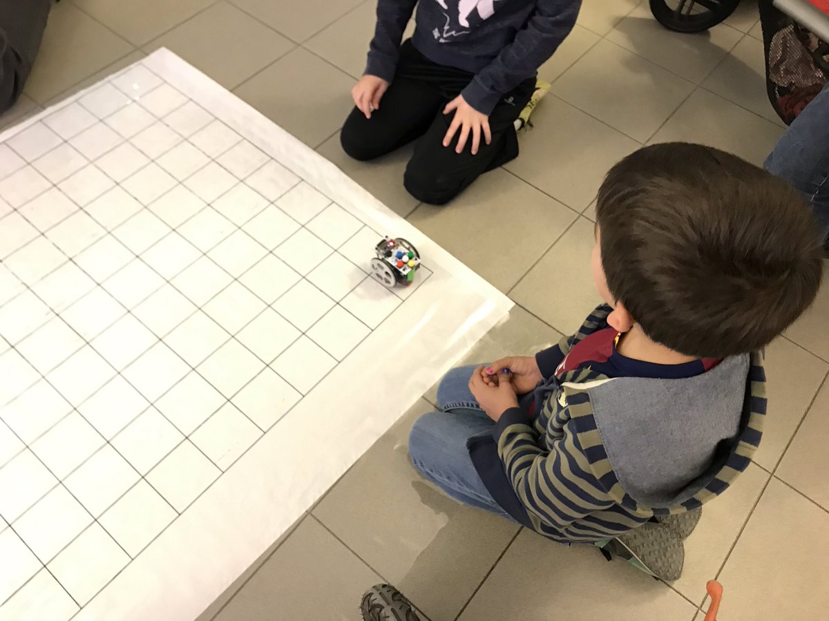 teeboo's tweet photo. Una pasada l’#arduinoday19 ofert per @RipoLab ! Batalles de globus, Escornabots, 3D, servos, inkscape... https://t.co/n45PTWBa5m