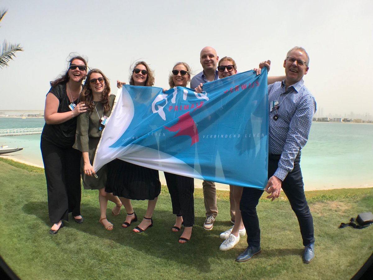 Ropj's tweet photo. Daisy krijgt steun van collega’s! Ze zijn speciaal voor haar meegereisd naar Dubai. #gesf #jufdaisy https://t.co/1LMnHxYaM0