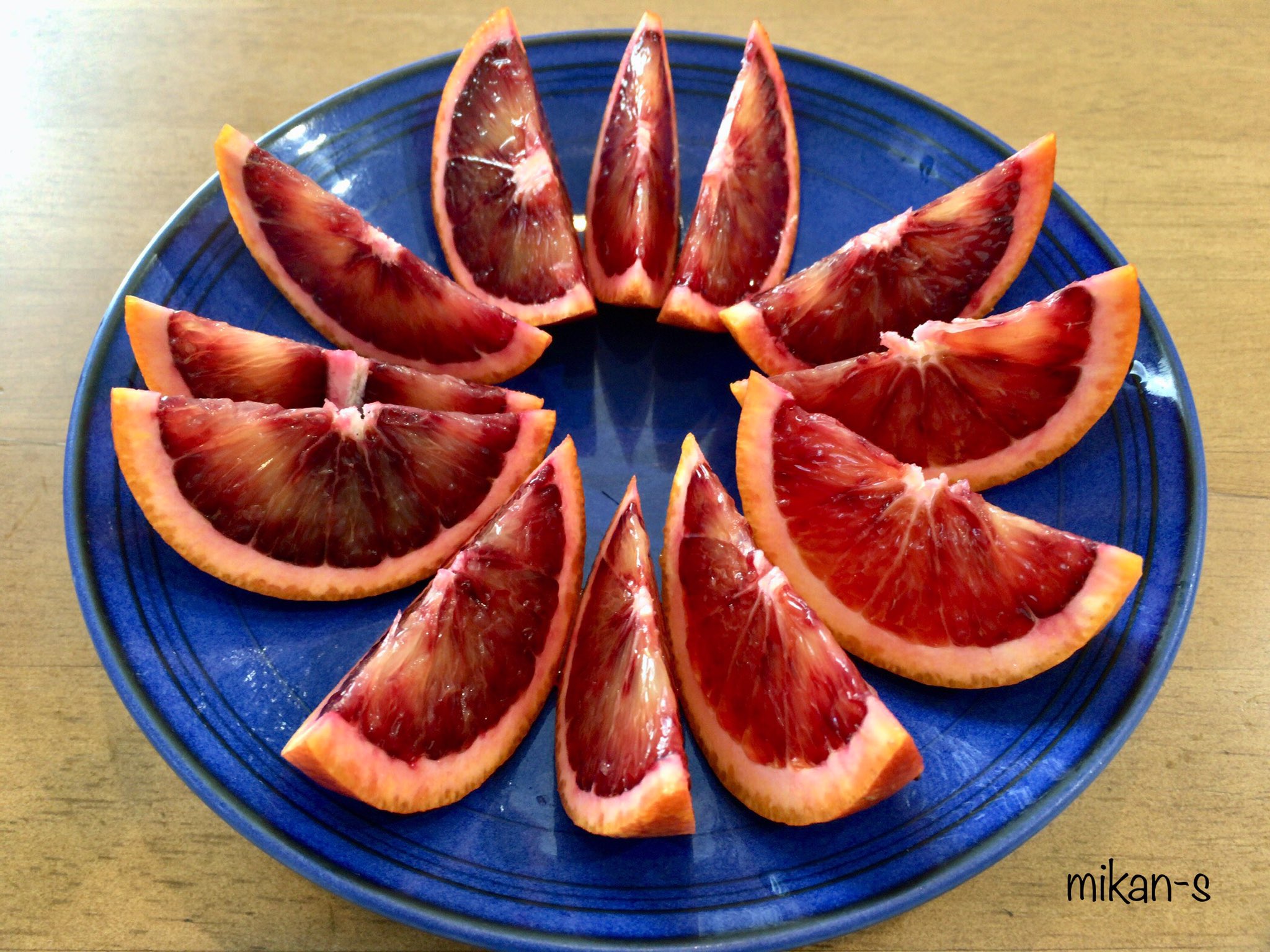 Mikan S 今日も1日お疲れさまでした 食後に 愛媛県産 ブラッドオレンジ モロ を頂きました 希少な国産は今が旬ですね 外果皮の独特な香りと濃赤紫色の果肉に衝撃を受けますが爽やかな酸味と甘さで美味しい ᵔᴥᵔ 柑橘 オレンジ 早生品種