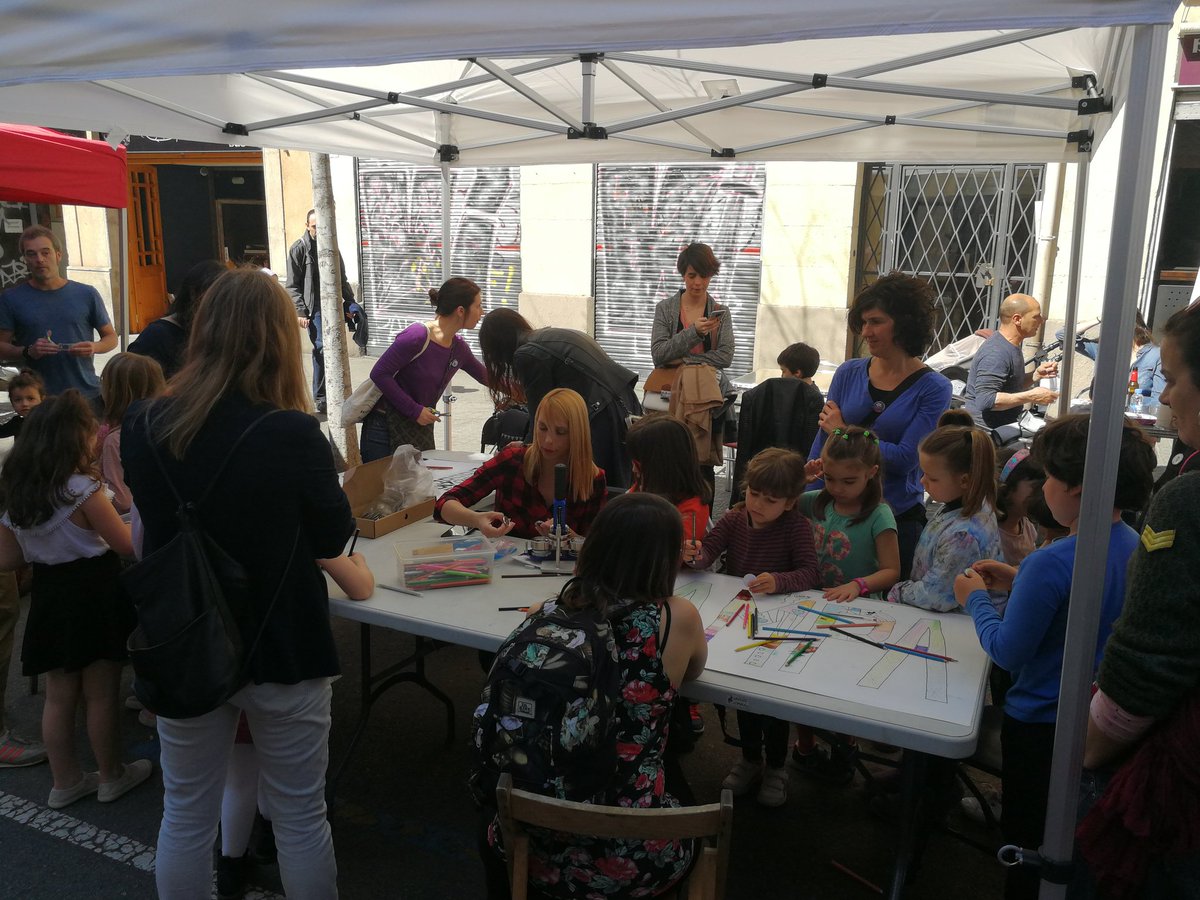 StopBolets's tweet photo. Bona participació en la Diada per l'Educació Pública a l'Esquerra de l'Eixample. A l'escola Els Llorers tenim plena la carpa de les xapes! #stopbolets #ElsLlorers #SOSEducació https://t.co/t3D4RKpQs8