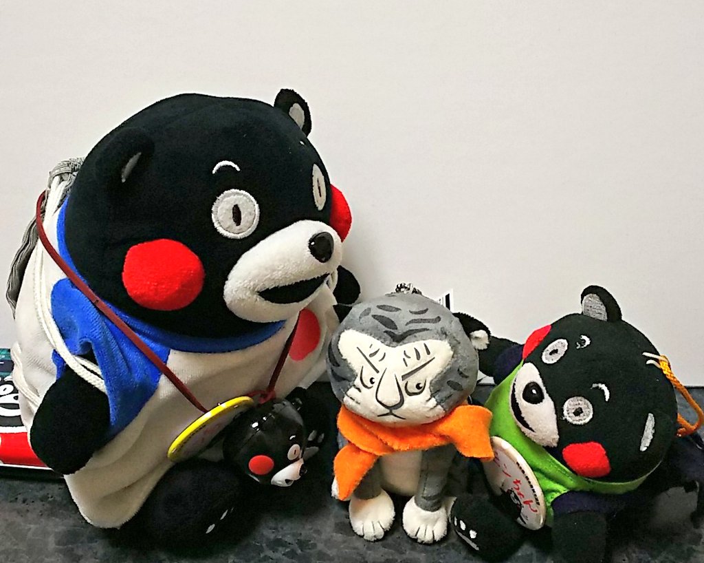 kichimon_mon's tweet photo. 初めて #トラりん に会って来たモン!
あまりの可愛さにトラりんをお迎えしたよ(*≧∀≦*)
今日は寒かったからマフラーあげるね♪
緊張してるのかな?
よろしくだモン♪
#京都国立博物館 #torarin #明治古都館 #片山東熊 #京都 #kyouto #そうだ京都行こう #くまモン #かわいい #ゆるキャラ https://t.co/hcOy75frIj