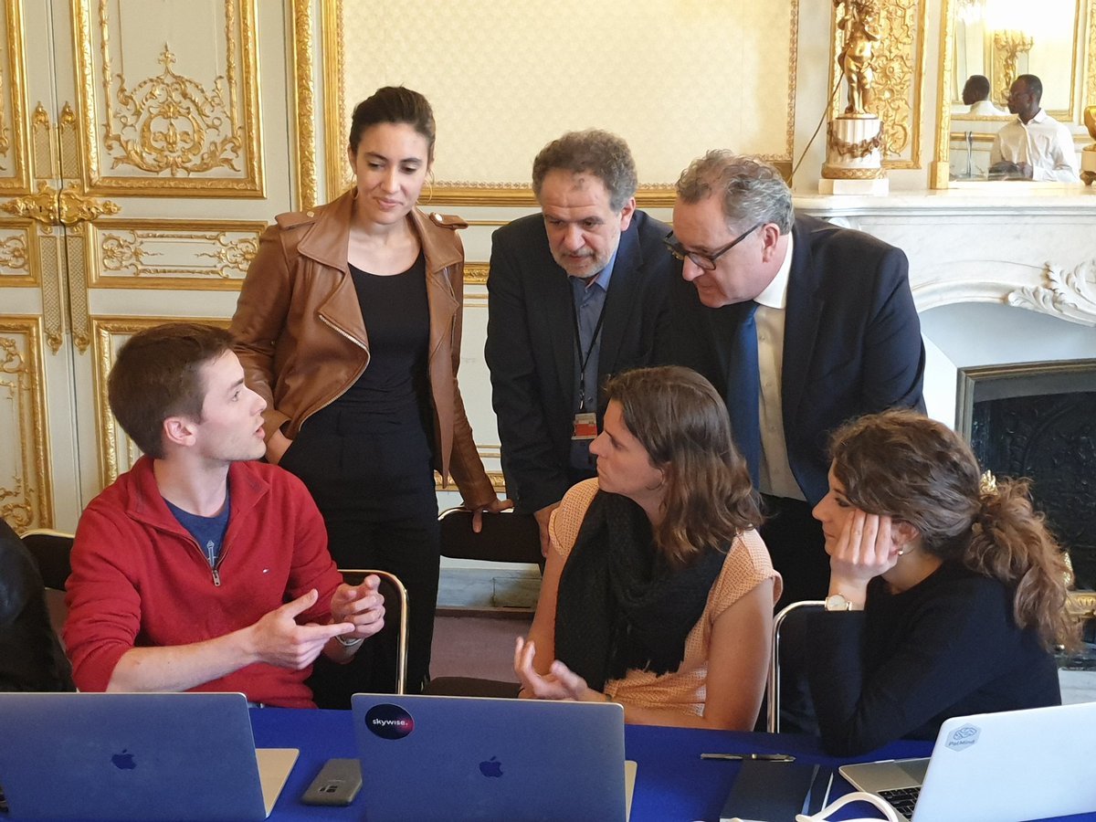 AssembleeNat's tweet image. Le President @RichardFerrand échange avec les participants au #hackGDN. Restitutions des travaux à 17h avec le jury.#GrandDébatNational @RichardFerrand @PaulaForteza