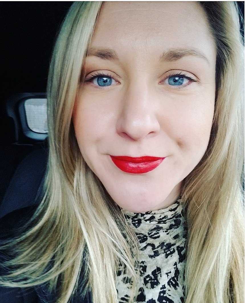 AliSkinnerPR's tweet photo. Loving this new lipstick by @realhermakeup #iamadaptable #mattelips #beyondred https://t.co/cWovRLKIFj