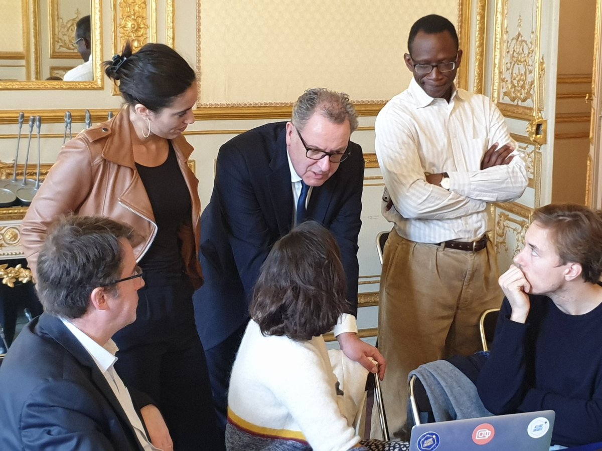 AssembleeNat's tweet image. Le President @RichardFerrand échange avec les participants au #hackGDN. Restitutions des travaux à 17h avec le jury.#GrandDébatNational @RichardFerrand @PaulaForteza