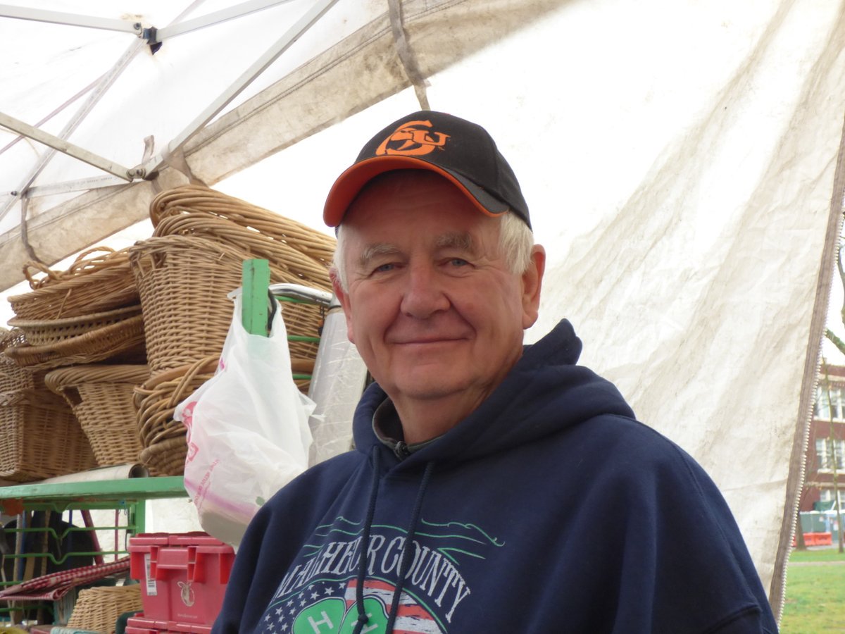 TravelerWeekend's tweet image. To go to the #PSU #FarmersMarket &amp;amp; not stop to see #Charlie at Sun Gold Farm is just not done!  He has beautiful, healthy amazing plants &amp;amp; the best popcorn you will ever taste &amp;amp; if you are not in #Portland he ships the popcorn sungoldfarm.com #DayTrippingPortland