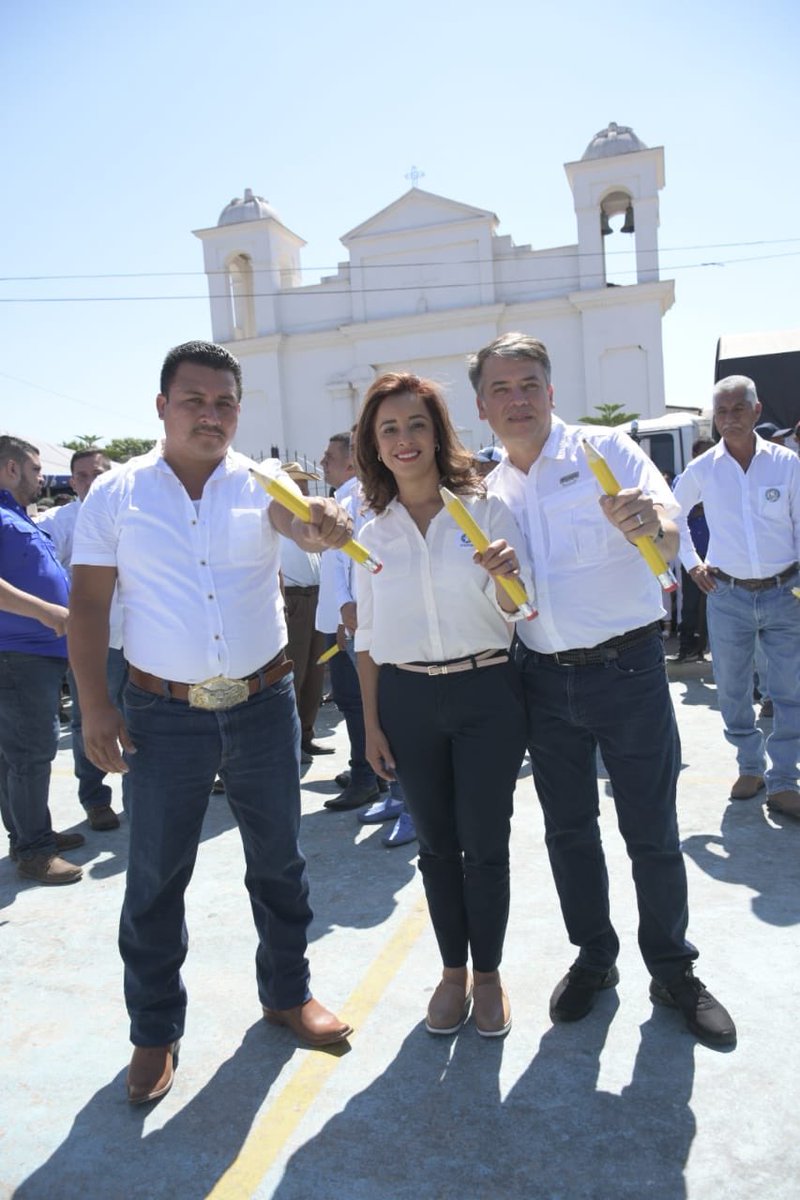 Hoy seguimos trabajando con todo el corazón y el lápiz en la mano para llevar a Guatemala al desarrollo, nos encontramos en Jutiapa conociendo las necesidades de las comunidades para poder brindarles soluciones directas a los problemas que les afectan. 
#QueSeSientaLaProsperidad