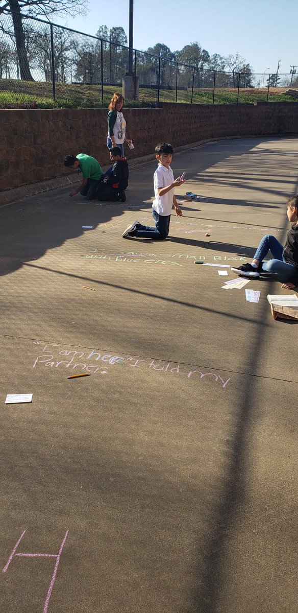 ChapaTISD's tweet photo. Even outside we can remind students to stay focused on learning. #learning1st #intentional #RameyWay @pereztorresh https://t.co/DMCHX3nymz