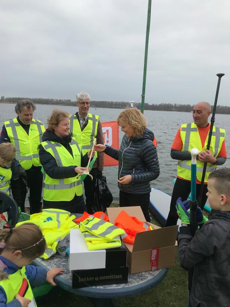 ingeborgterlaak's tweet photo. In actie tegen zwerfvuil, met leden @ZWVNoordAA en @FUNSPORTZOETERM langs de oever en de suppers vanaf het water. #schoonisgewoon #LandelijkeOpschoondag https://t.co/Vj6CjIKYKo