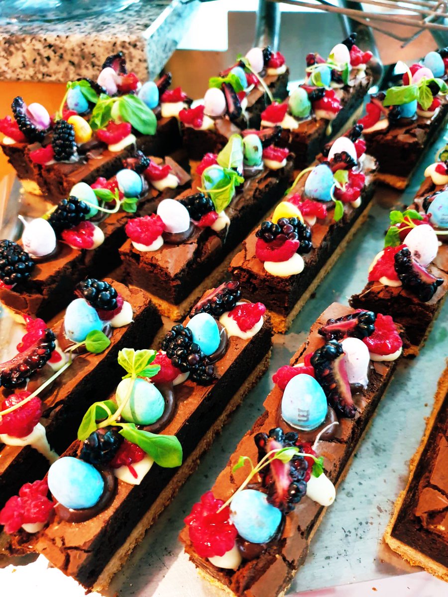 WSHGraduates's tweet image. Few tasty snaps from Thursdays food file at Cisco Systems with Grad @Will_Barton93 That Creme Egg Moss Cake 😍🍫🥚#foodie #welovethisbusiness @BaxterStorey #foodfile