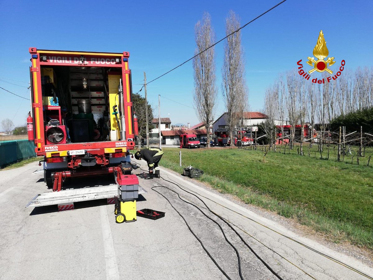 TgrRaiVeneto's tweet photo. #23marzo #Incidente #Merlara #Padova Si rovescia in un fosso un camion cisterna che trasporta gasolio. Illeso il conducente. Lavoro intenso dei @vvfveneto per travasare il carburante e rimuovere il mezzo. La strada è stata chiusa al traffico.
#IoSeguoTgr @TgrRai https://t.co/MGPkspwImR