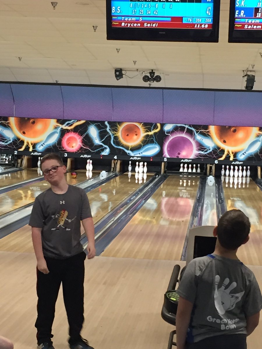 TomSeidl7's tweet photo. Start to spring break with a bowling tournament. https://t.co/v5vSzNYDCe