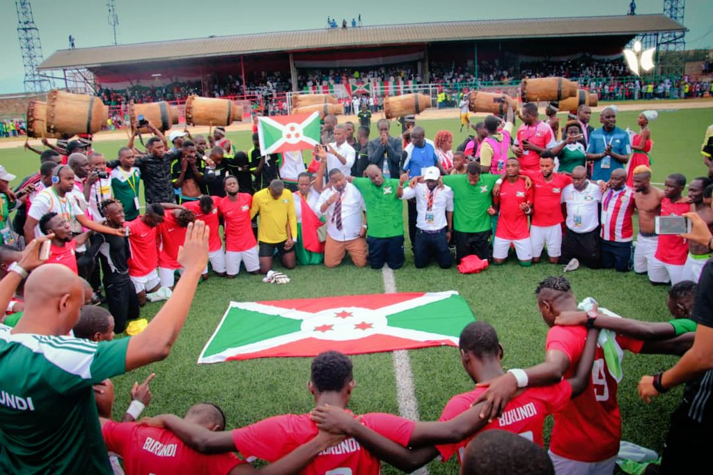 MagazineJimbere's tweet photo. [RETOUR EN IMAGES] 🔴 Quelques instants après le sifflet final signalant l'accès historique du #Burundi à la phase finale de la #CAN2019, les #Intamba et le staff technique se sont retrouvés pour une émouvante prière commune sur la pelouse du Stade Prince Louis Rwagasore https://t.co/aJlvtepWg5
