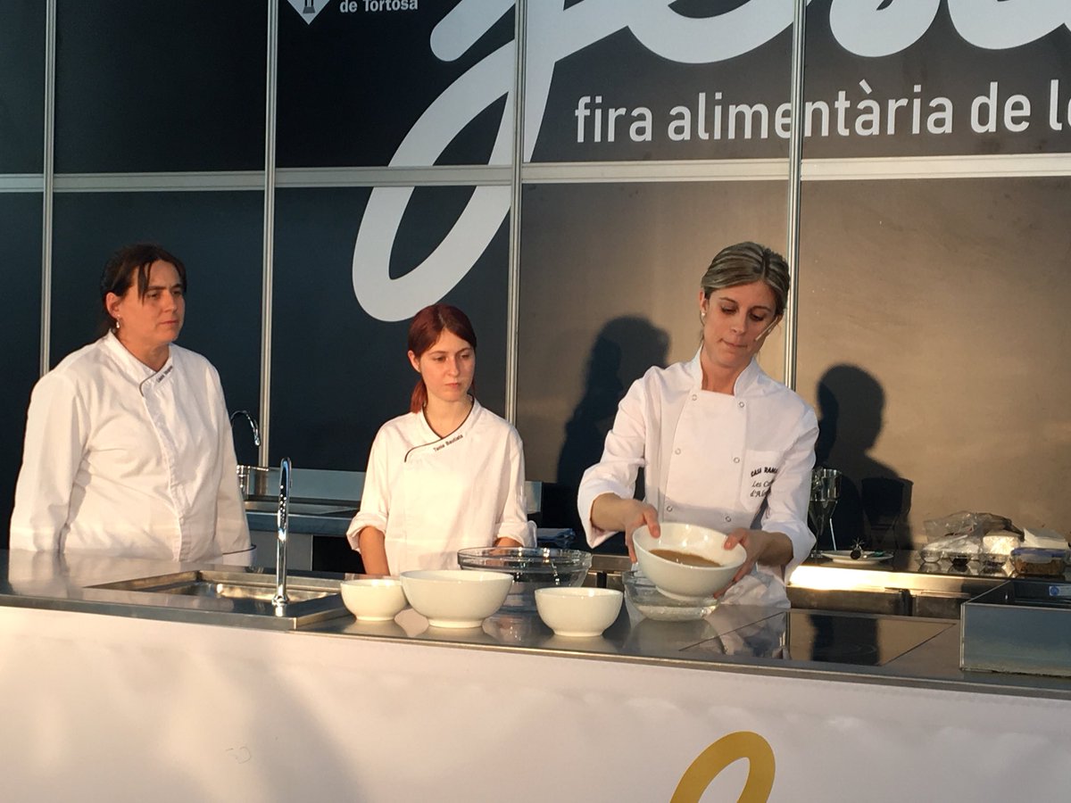 FestastTortosa's tweet photo. Seguim amb el cremós d’avellana sobre base de crumble amb la xef Laia Balada, del Restaurant Casa Ramon de les Cases d’Alcanar https://t.co/H0PZfQuciB