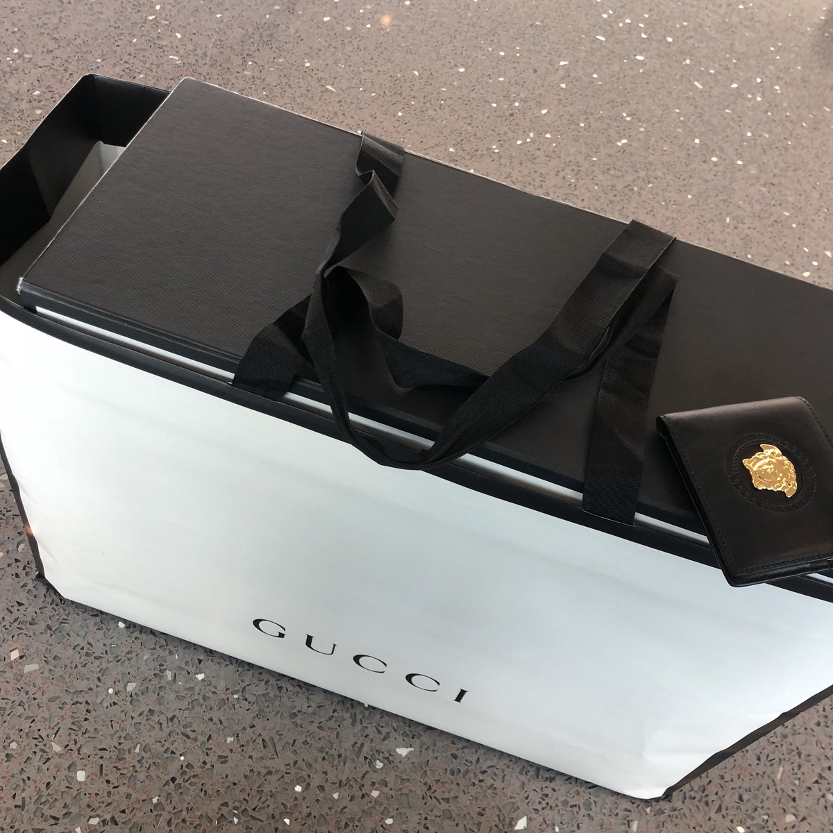 itsedma's tweet image. Mampu hadiahkan kawan gucci je untuk harijadi dia 😢