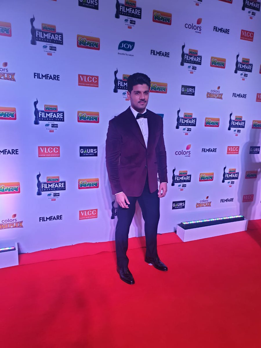 raindropaltego's tweet photo. @Sooraj9pancholi makes an impression on the red carpet at the #FilmfareAwards! @raindropaltego @filmfare https://t.co/HDGEMznmBi