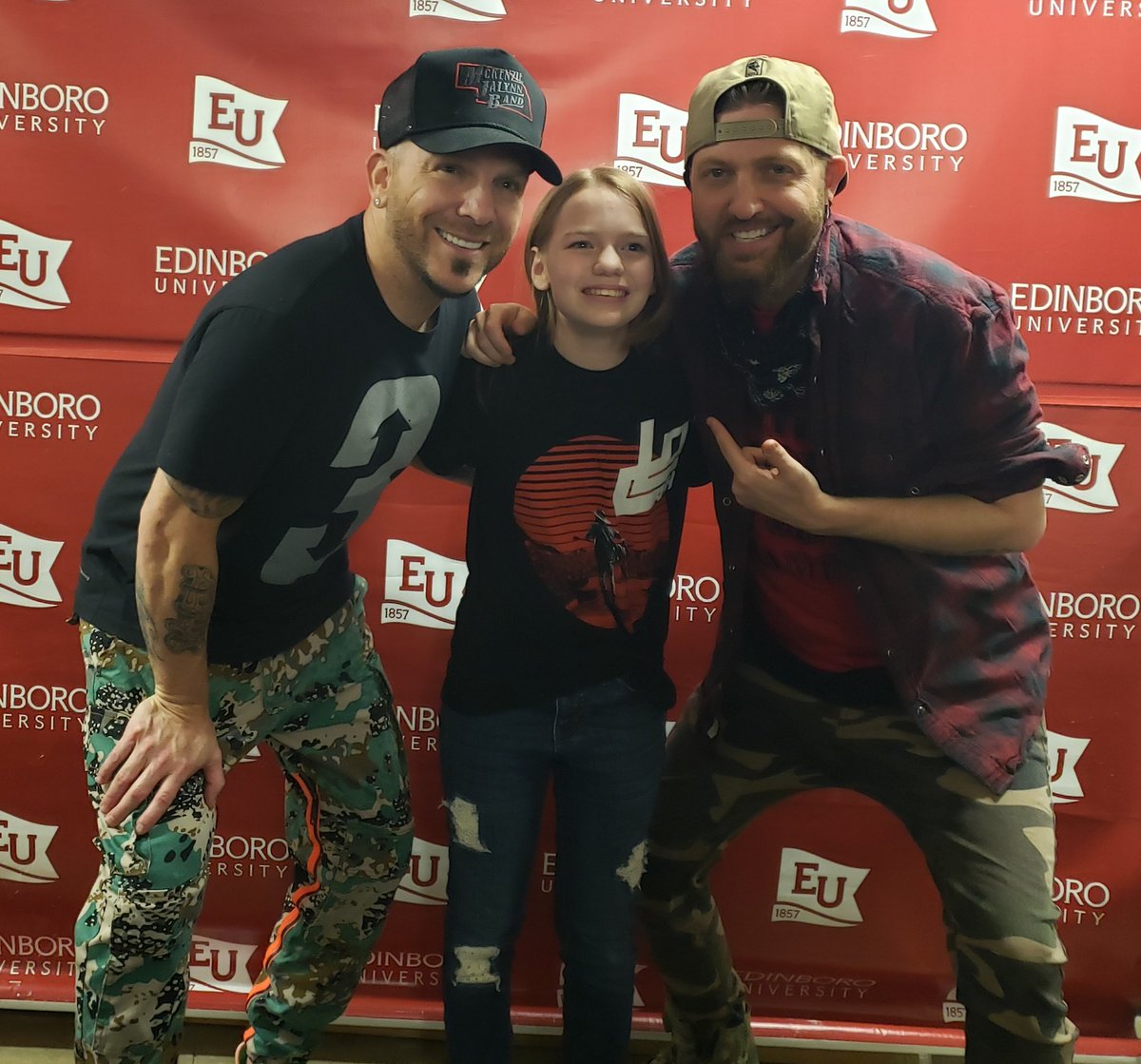 igor4207's tweet photo. All I can say is Hell of a night with the boys from @LOCASHmusic #Brothers #feelslikeaparty #ilovethislife #DGBTT #thankyou https://t.co/UeLUUZcYlj