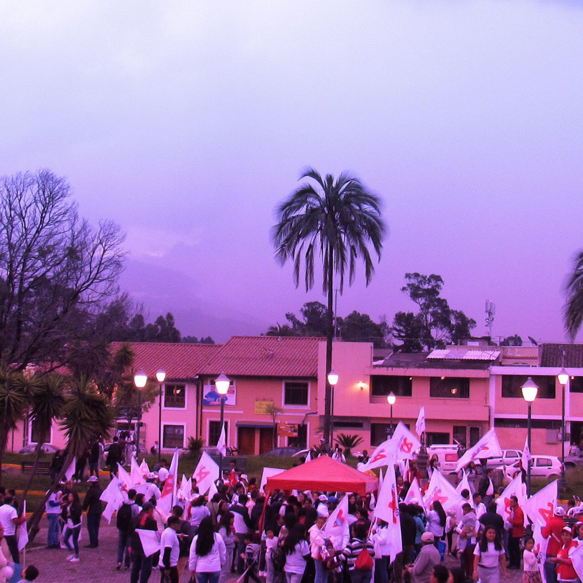 RenataMorenoEC's tweet photo. Quiteños, sigamos apoyando a la gente que ha trabajado por la ciudad. Este 24 de marzo #VotaTodo20, vota por @DemocraciaSi20, vota #MejorSolo20. https://t.co/zGXtpcziXQ