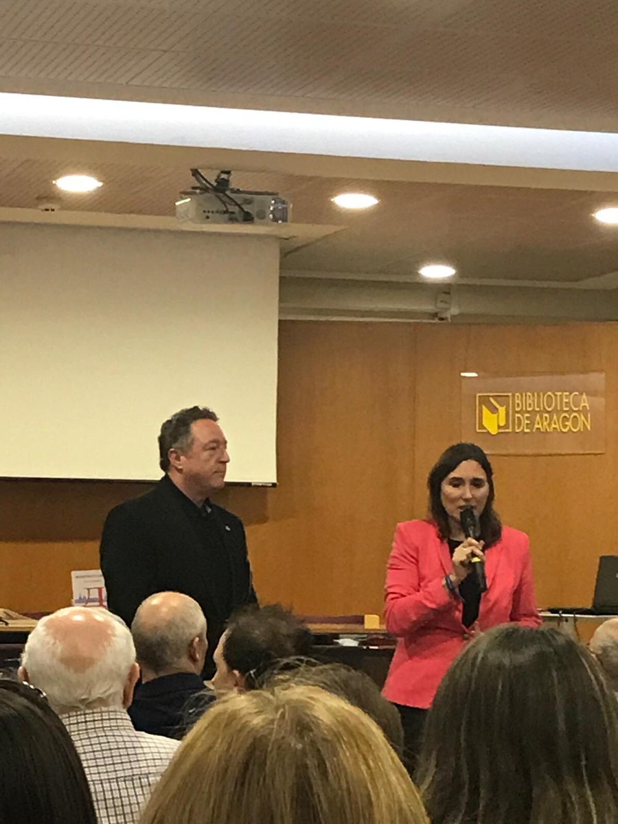 maraisa67's tweet photo. Presentación en @BPZ_biblioteca  #Zaragoza de #Dostoievskienlahierba de @Sinindice, organizado por @Vivalibros. Con @jlgalar y Alberto Lafarga, director Biblioteca de Aragón. Inolvidable velada junto a lectores, familia y amigos. Gracias a todos. Impresionante. https://t.co/7ujuK2tvWp